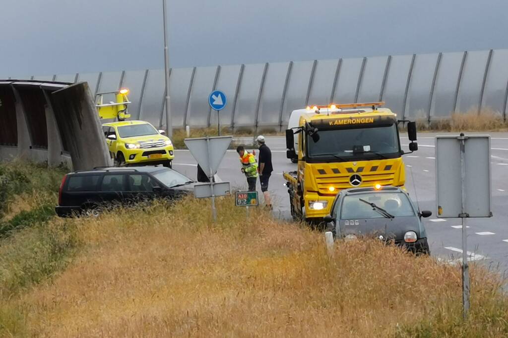 Auto glijdt uit op afrit en belandt in berm