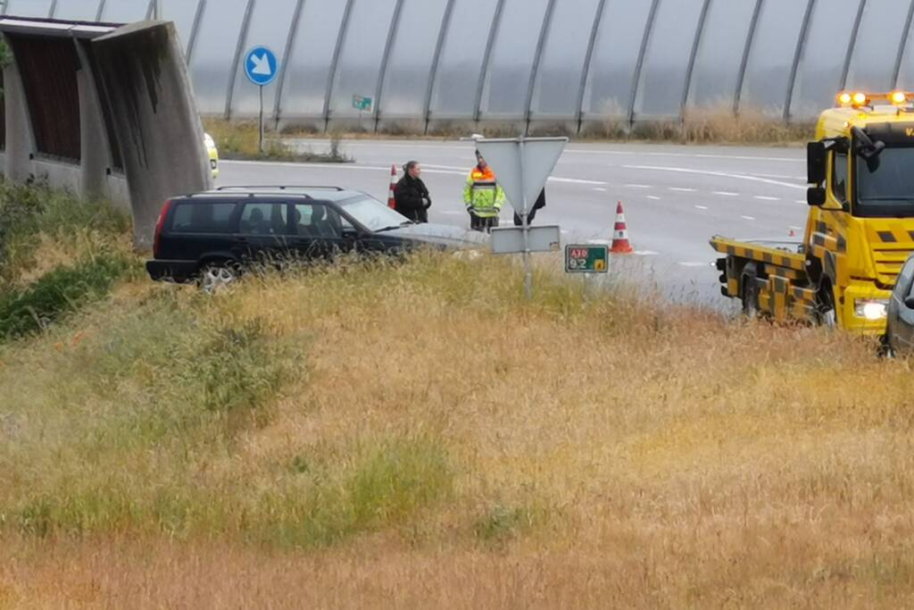 Auto glijdt uit op afrit en belandt in berm