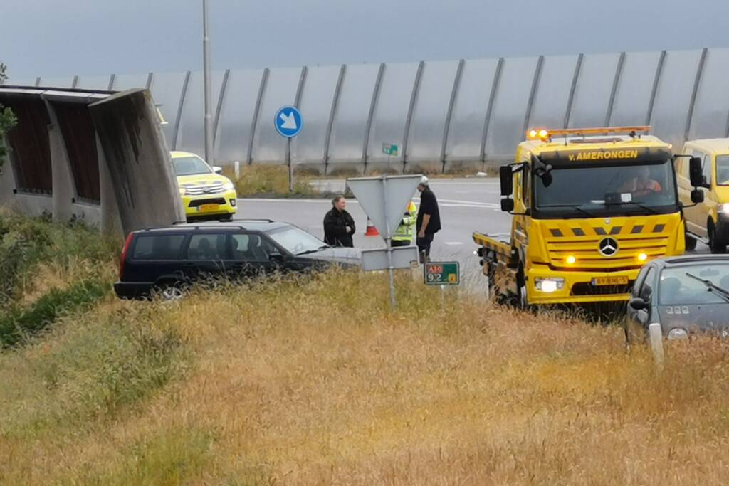 Auto glijdt uit op afrit en belandt in berm