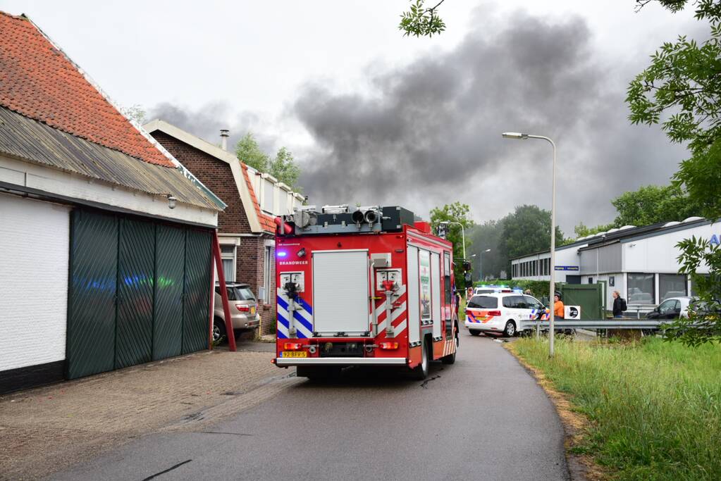 NL-Alert voor enorme rookontwikkeling bij brand in loods