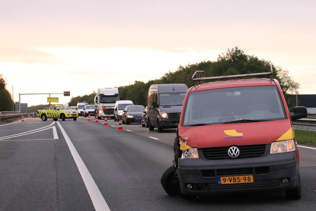 Bestelbus knalt op vrachtwagen, flinke vertraging richting Amersfoort