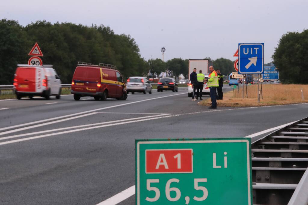 Bestelbus knalt op vrachtwagen, flinke vertraging richting Amersfoort