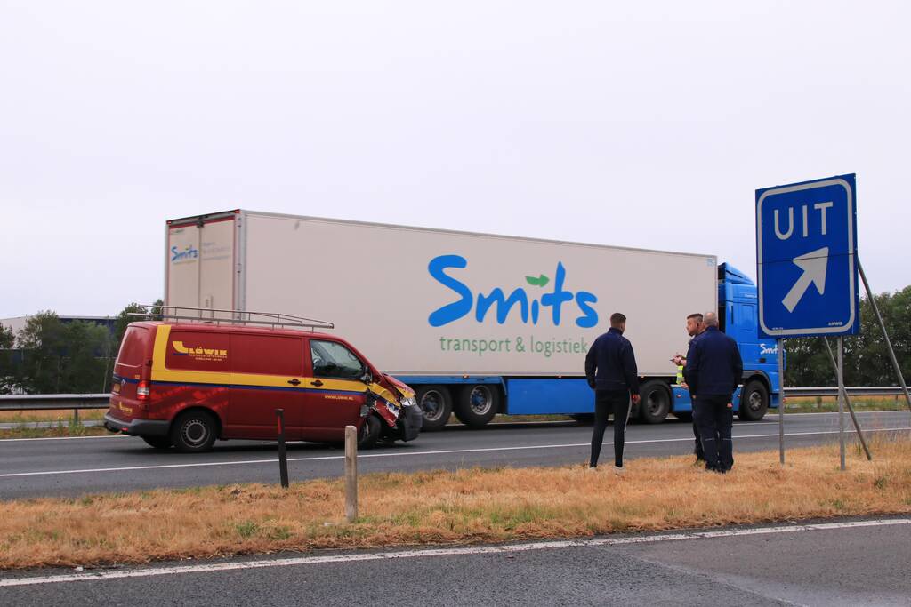 Bestelbus knalt op vrachtwagen, flinke vertraging richting Amersfoort