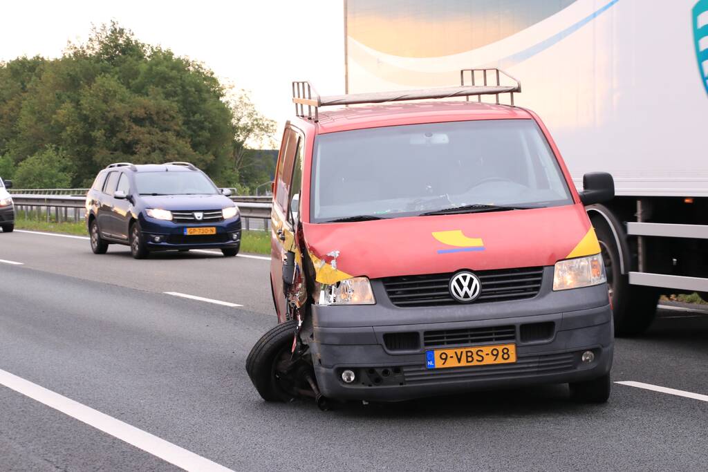 Bestelbus knalt op vrachtwagen, flinke vertraging richting Amersfoort