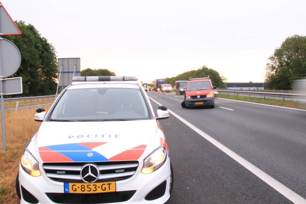 Bestelbus knalt op vrachtwagen, flinke vertraging richting Amersfoort