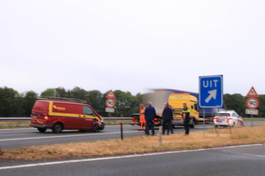 Bestelbus knalt op vrachtwagen, flinke vertraging richting Amersfoort