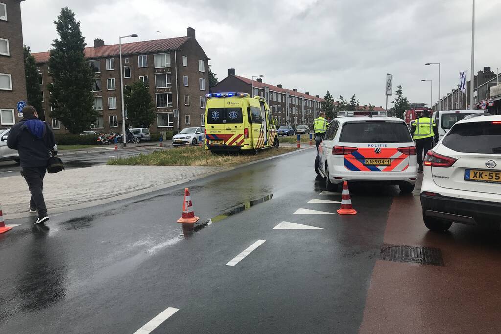 Automobilist botst met auto tegen paal