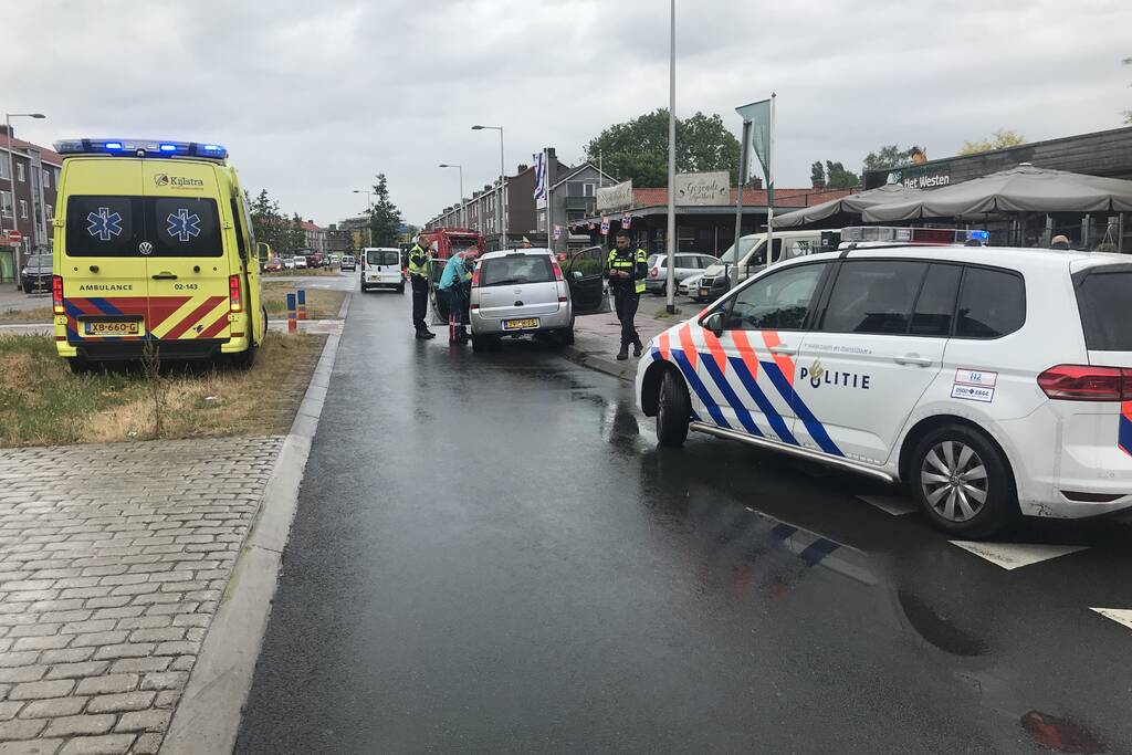 Automobilist botst met auto tegen paal