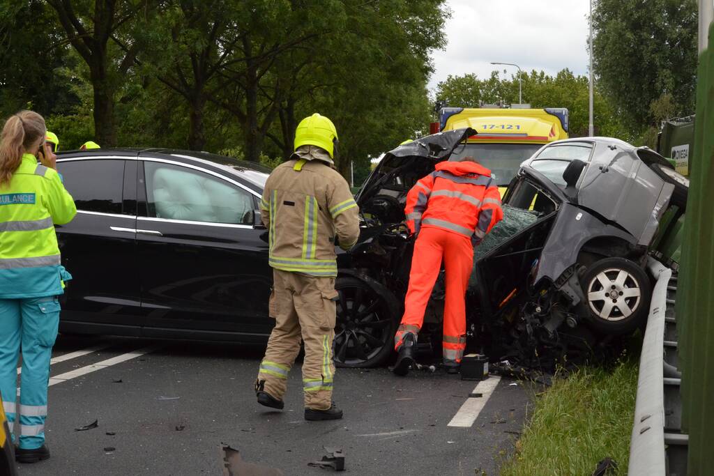 Twee gewonden bij ernstig frontale crash
