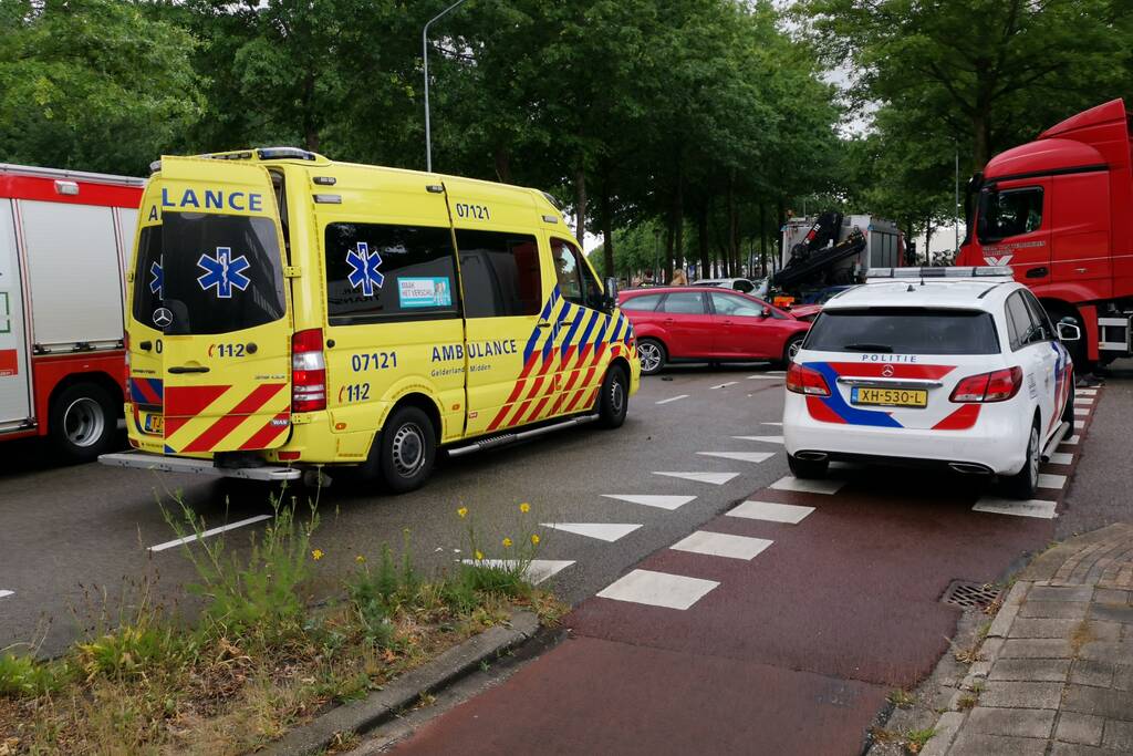 Vrachtwagen en auto's botsen op kruising