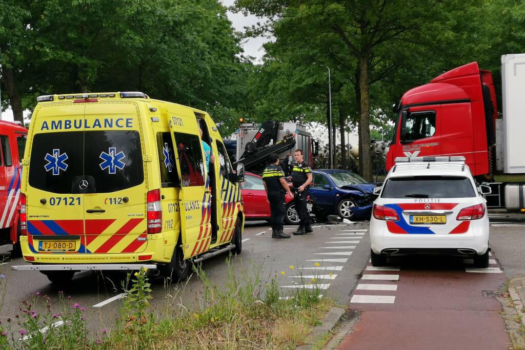 Vrachtwagen en auto's botsen op kruising