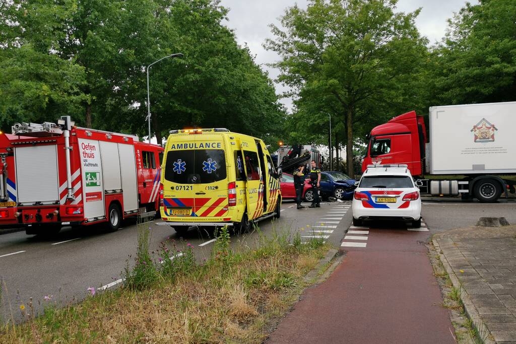 Vrachtwagen en auto's botsen op kruising
