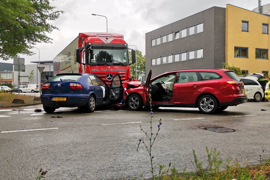 Vrachtwagen en auto's botsen op kruising