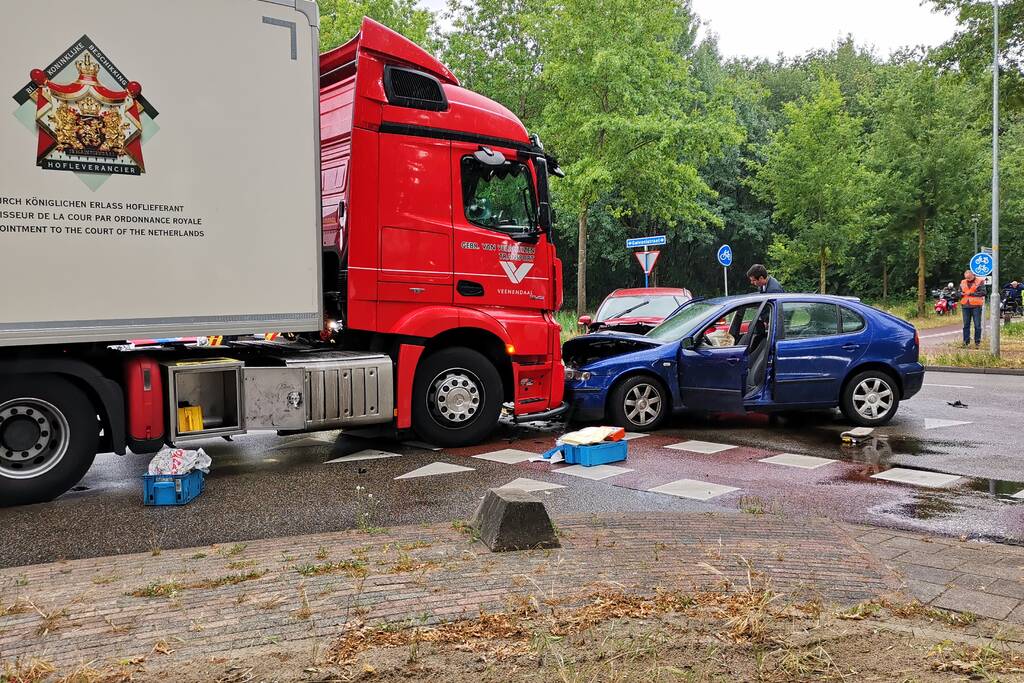 Vrachtwagen en auto's botsen op kruising