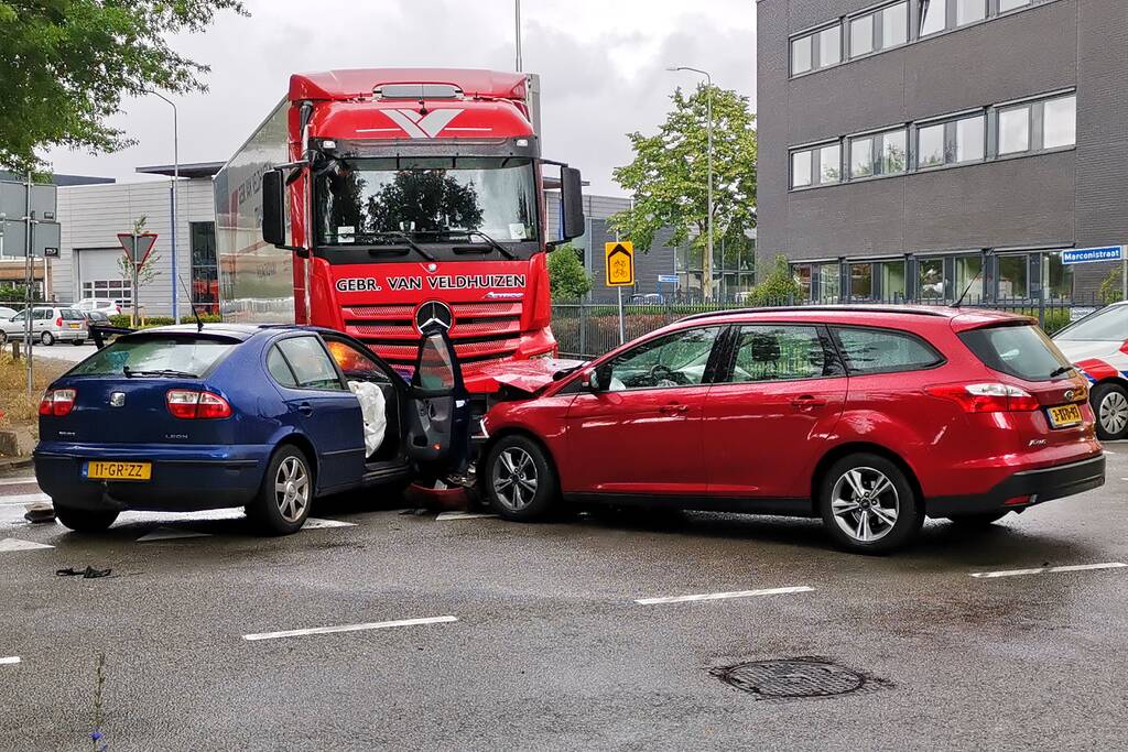Vrachtwagen en auto's botsen op kruising