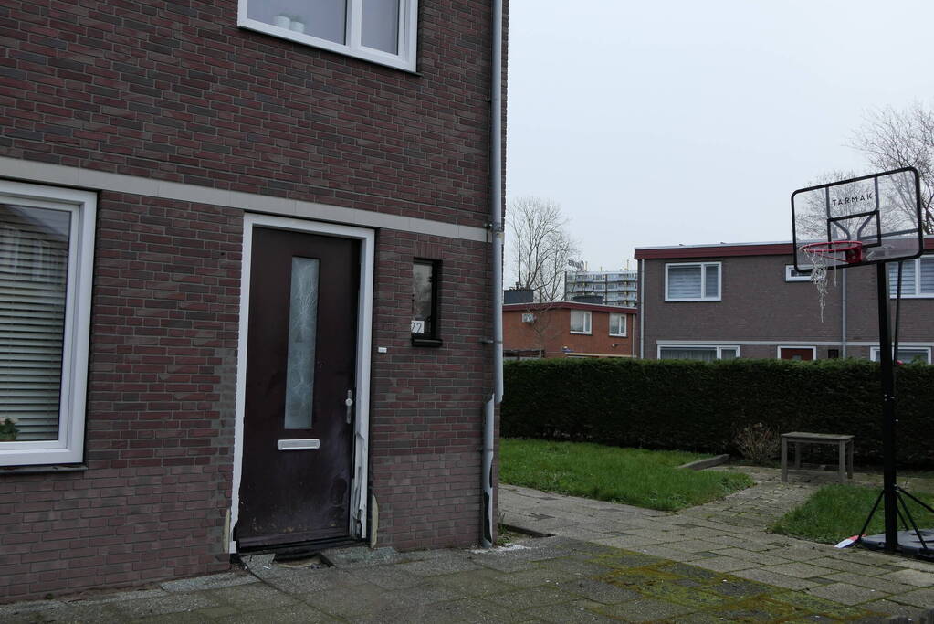 Gevel van woning beschadigd door explosie