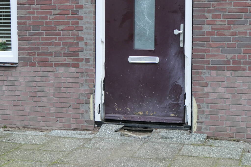 Gevel van woning beschadigd door explosie