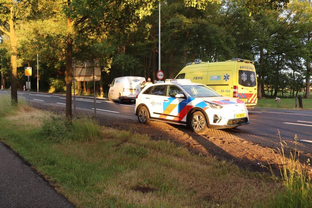 Personenauto knalt op bestelbus