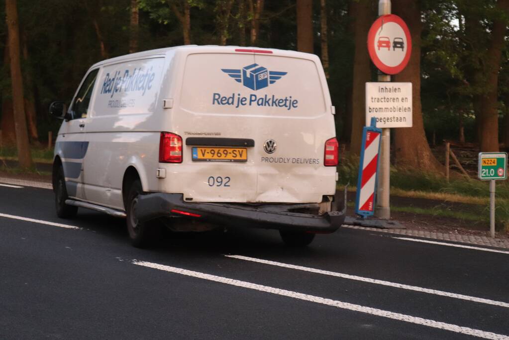 Personenauto knalt op bestelbus