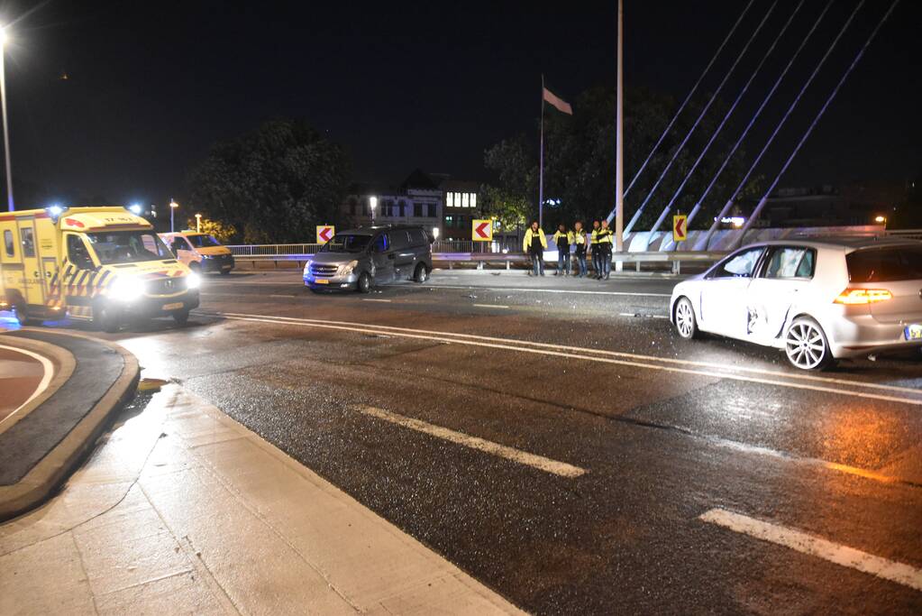 Gewonden bij aanrijding Willemsbrug