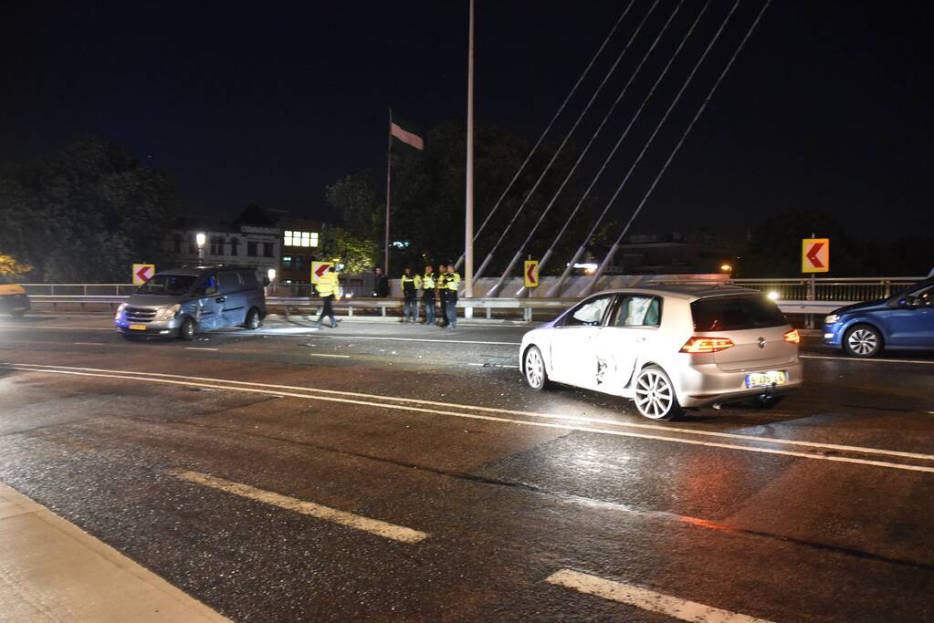Gewonden bij aanrijding Willemsbrug