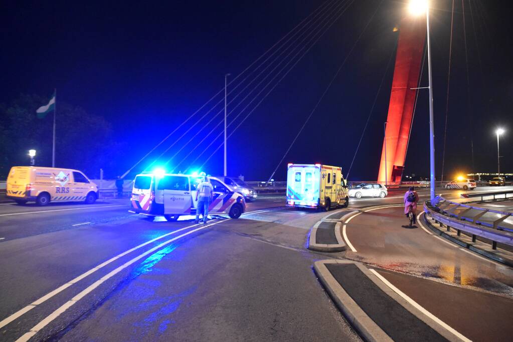 Gewonden bij aanrijding Willemsbrug