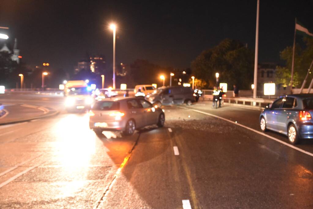 Gewonden bij aanrijding Willemsbrug