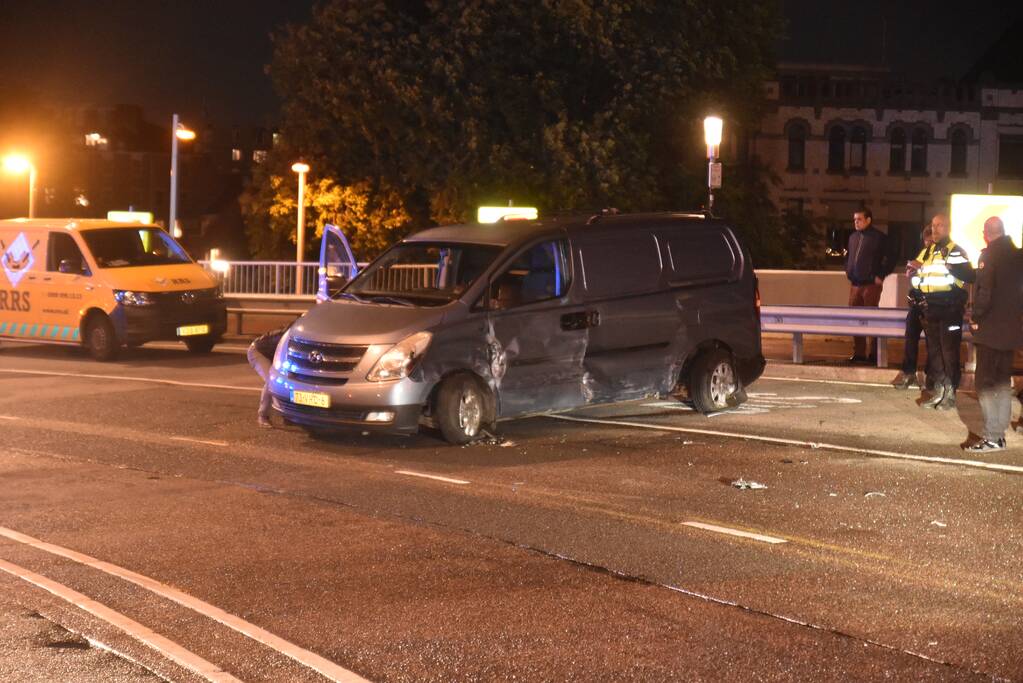 Gewonden bij aanrijding Willemsbrug
