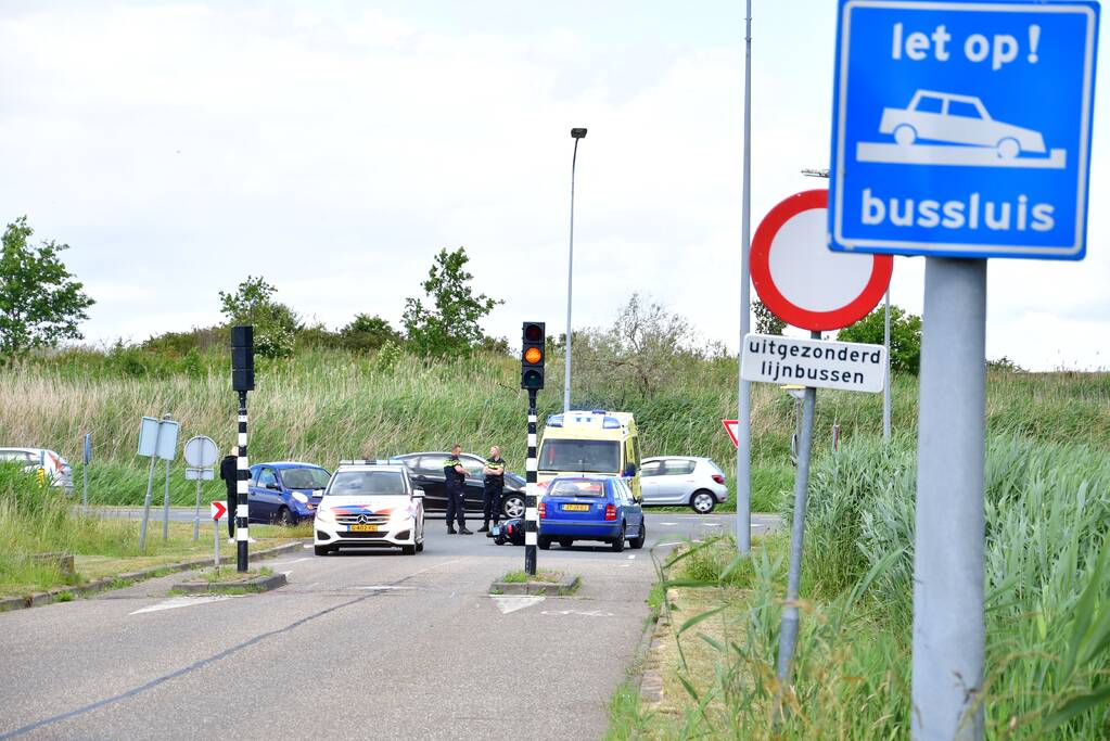 Scooter botst op personenauto op busbaan