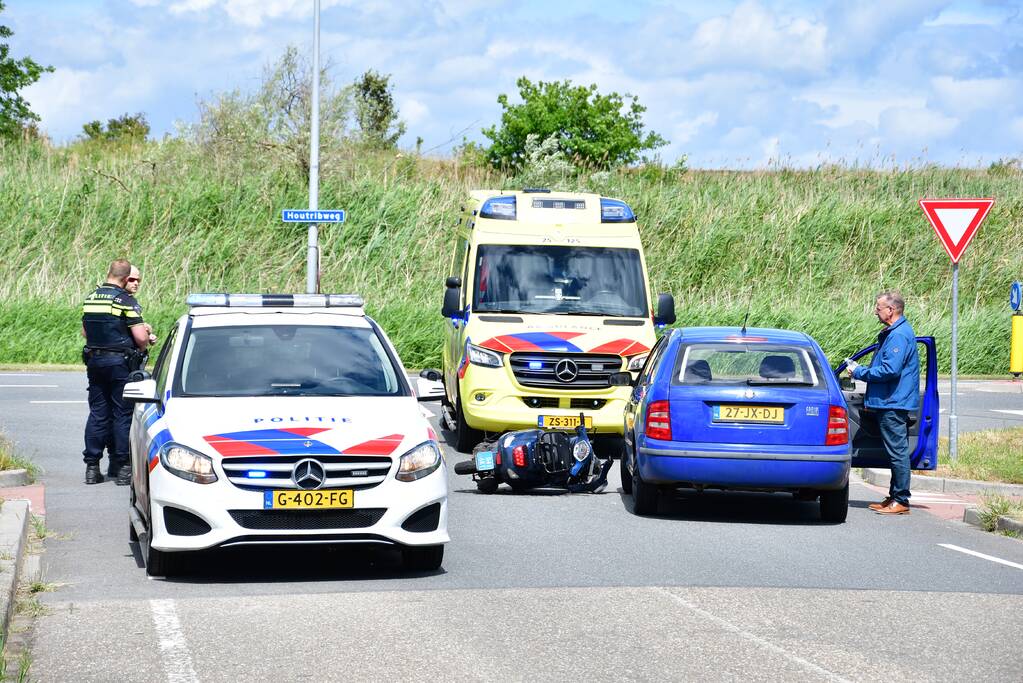 Scooter botst op personenauto op busbaan