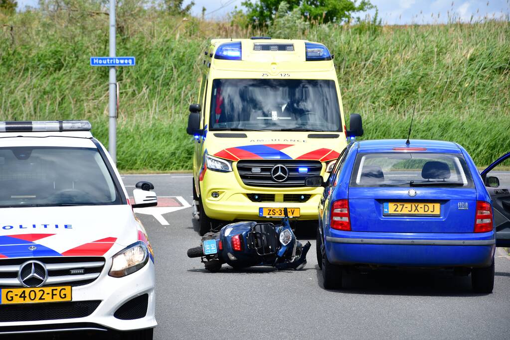 Scooter botst op personenauto op busbaan