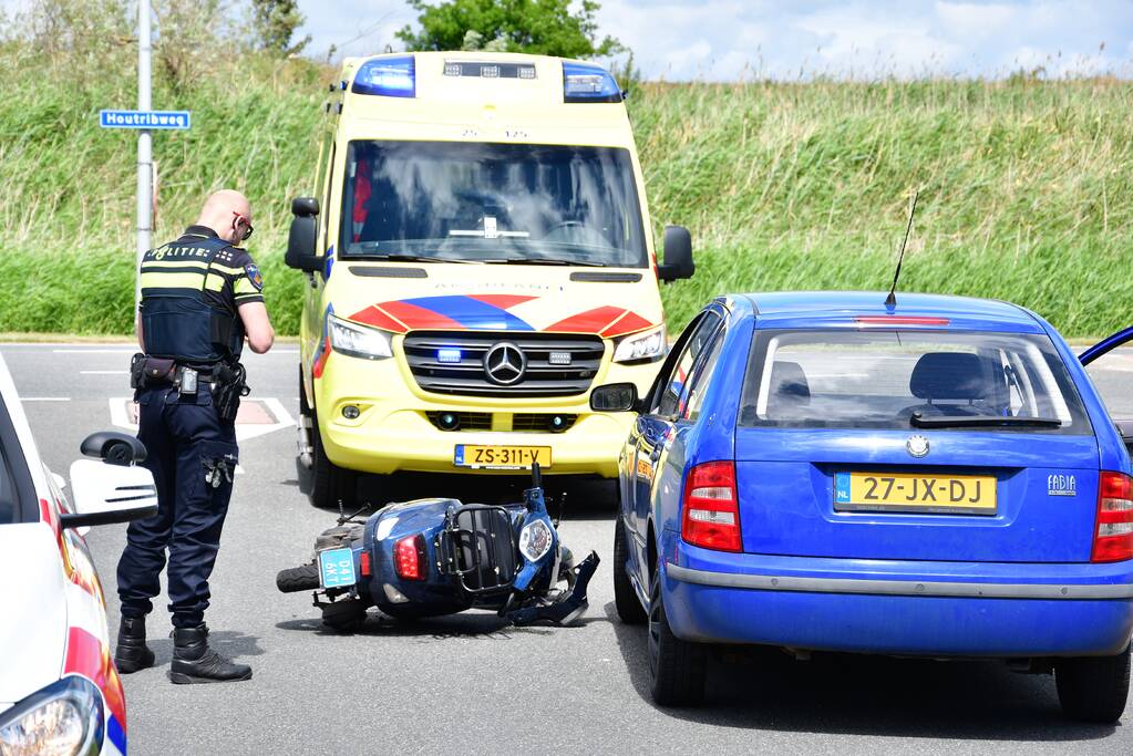 Scooter botst op personenauto op busbaan