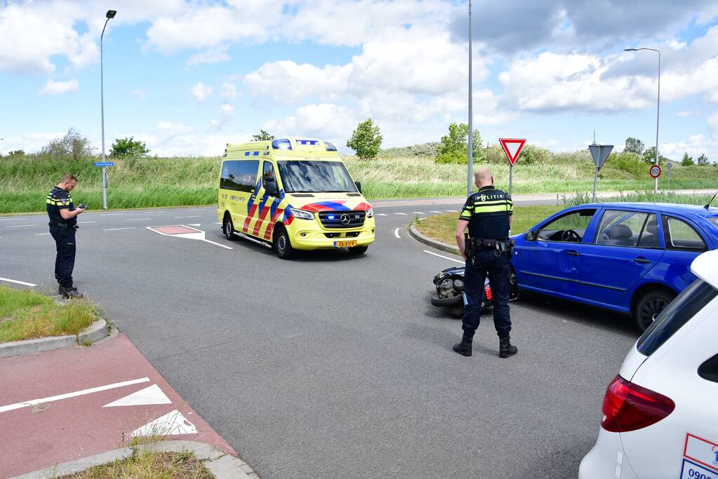 Scooter botst op personenauto op busbaan