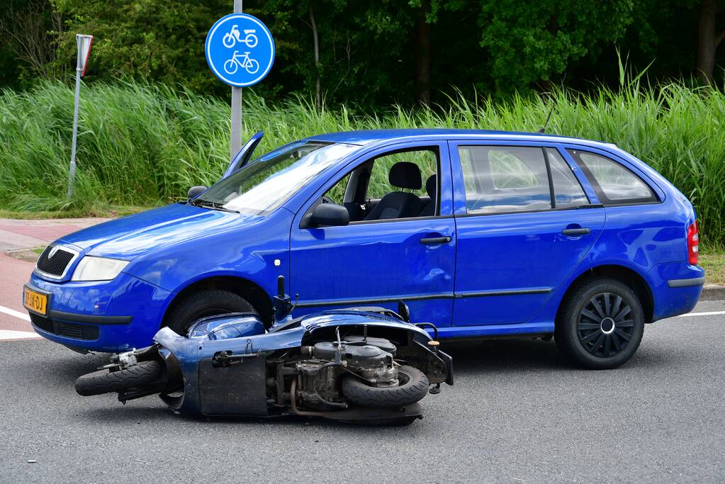 Scooter botst op personenauto op busbaan