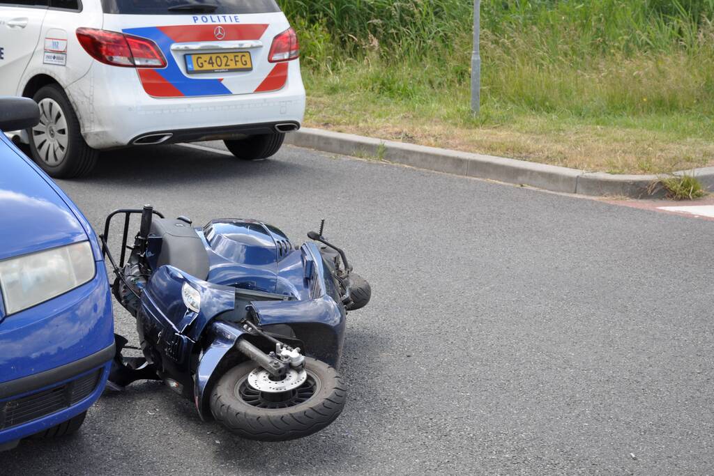 Scooter botst op personenauto op busbaan