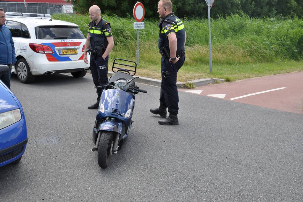 Scooter botst op personenauto op busbaan