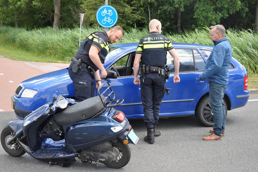 Scooter botst op personenauto op busbaan