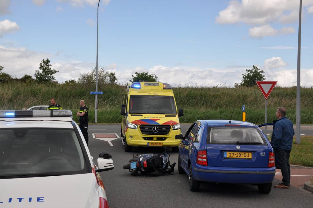 Scooter botst op personenauto op busbaan