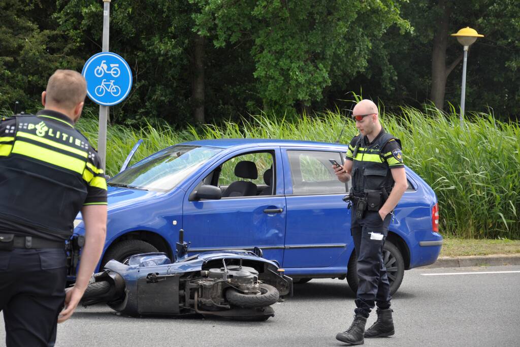 Scooter botst op personenauto op busbaan