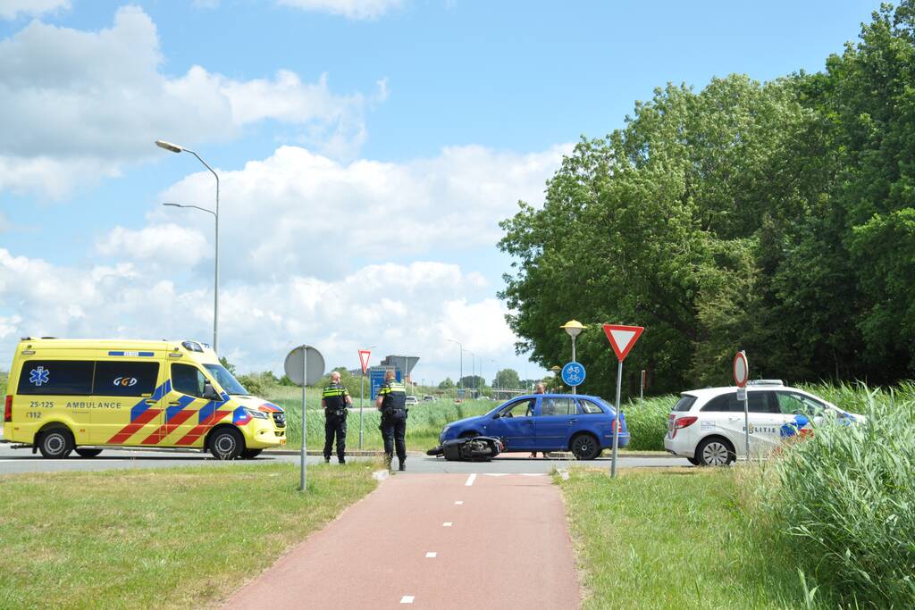 Scooter botst op personenauto op busbaan