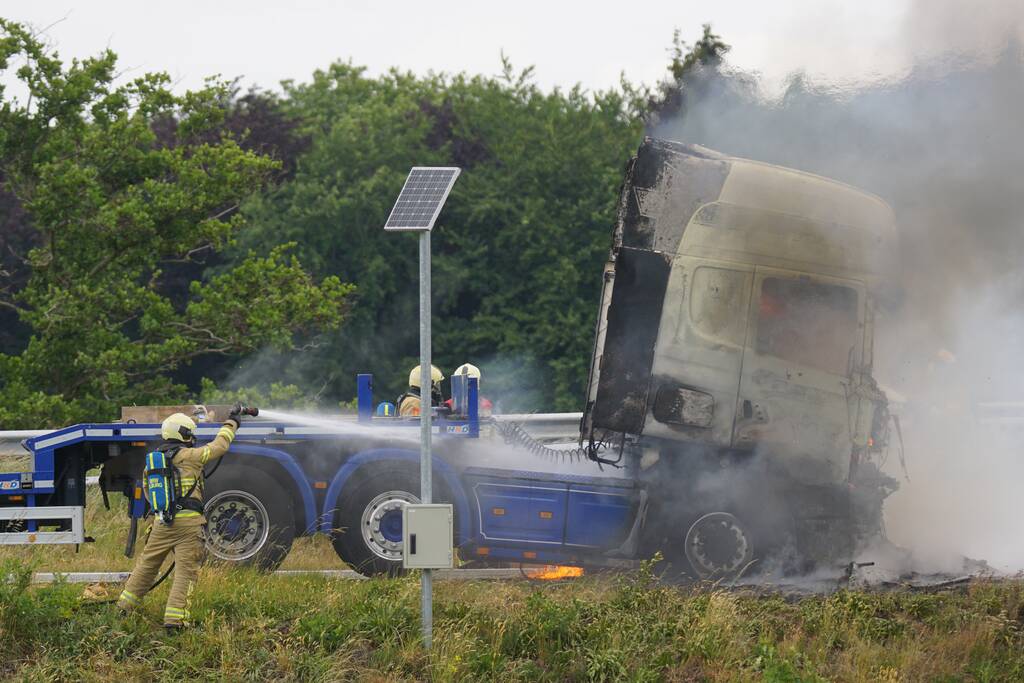 Vrachtwagen brandt uit op snelweg