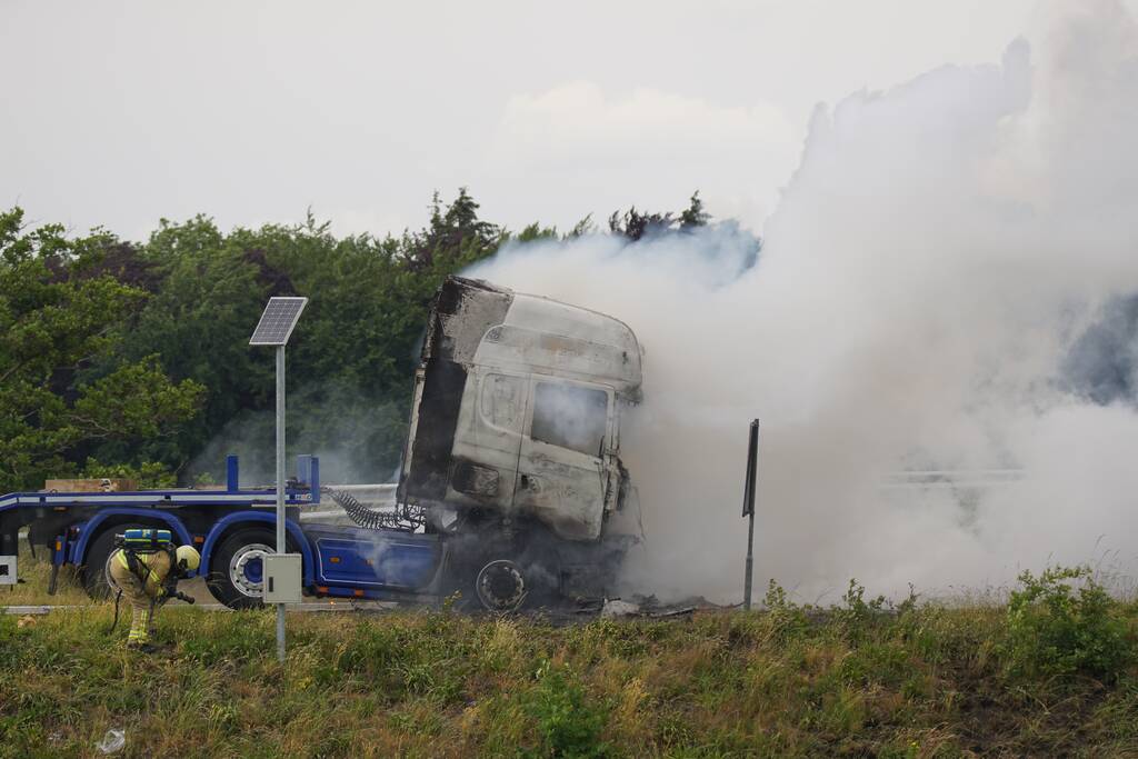 Vrachtwagen brandt uit op snelweg