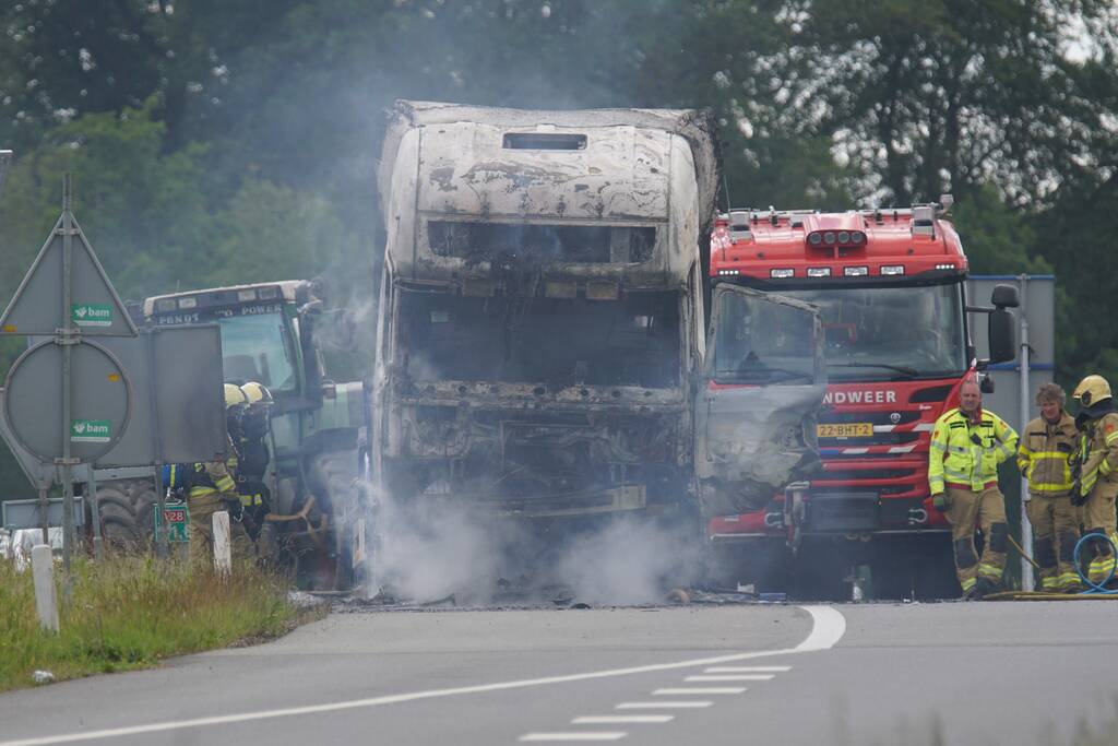Vrachtwagen brandt uit op snelweg