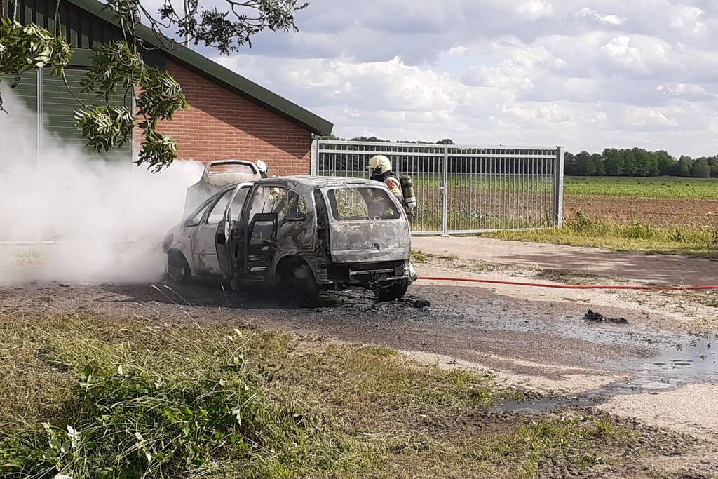 Auto volledig uitgebrand
