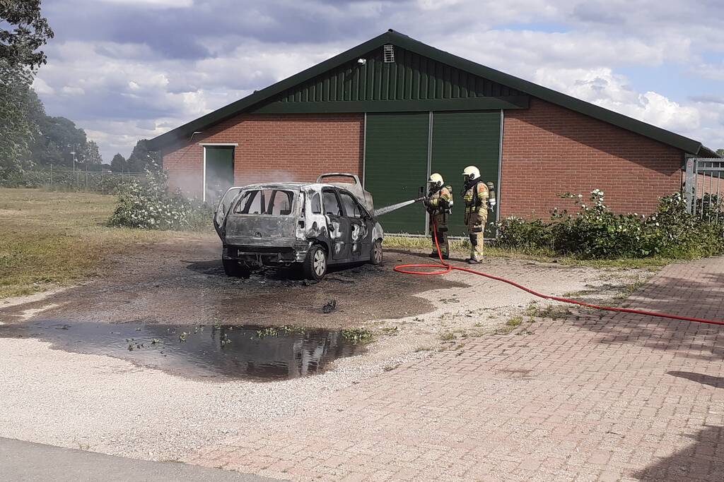Auto volledig uitgebrand