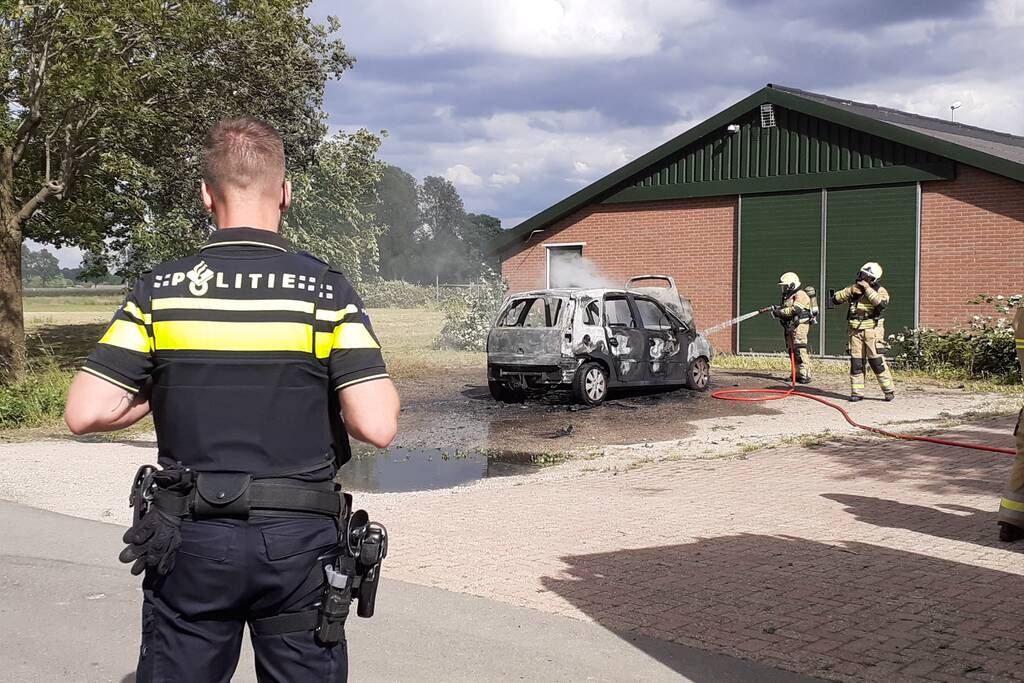 Auto volledig uitgebrand