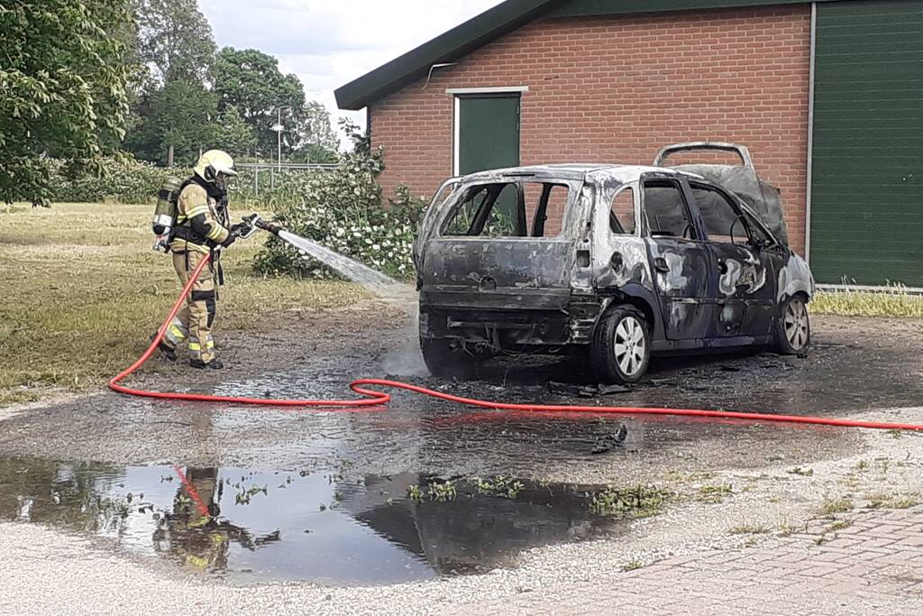 Auto volledig uitgebrand