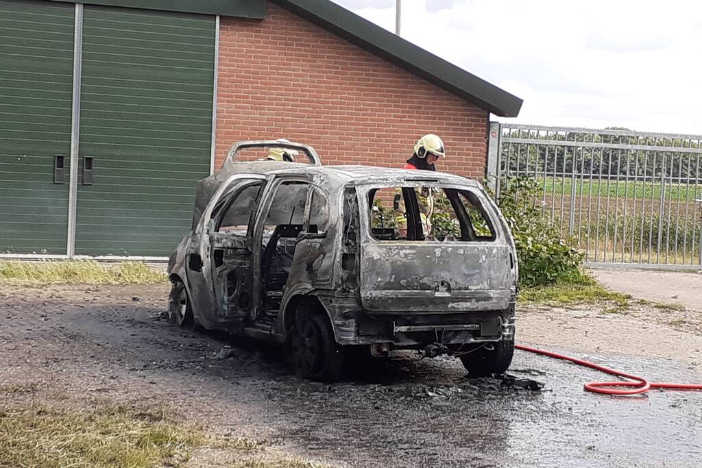 Auto volledig uitgebrand