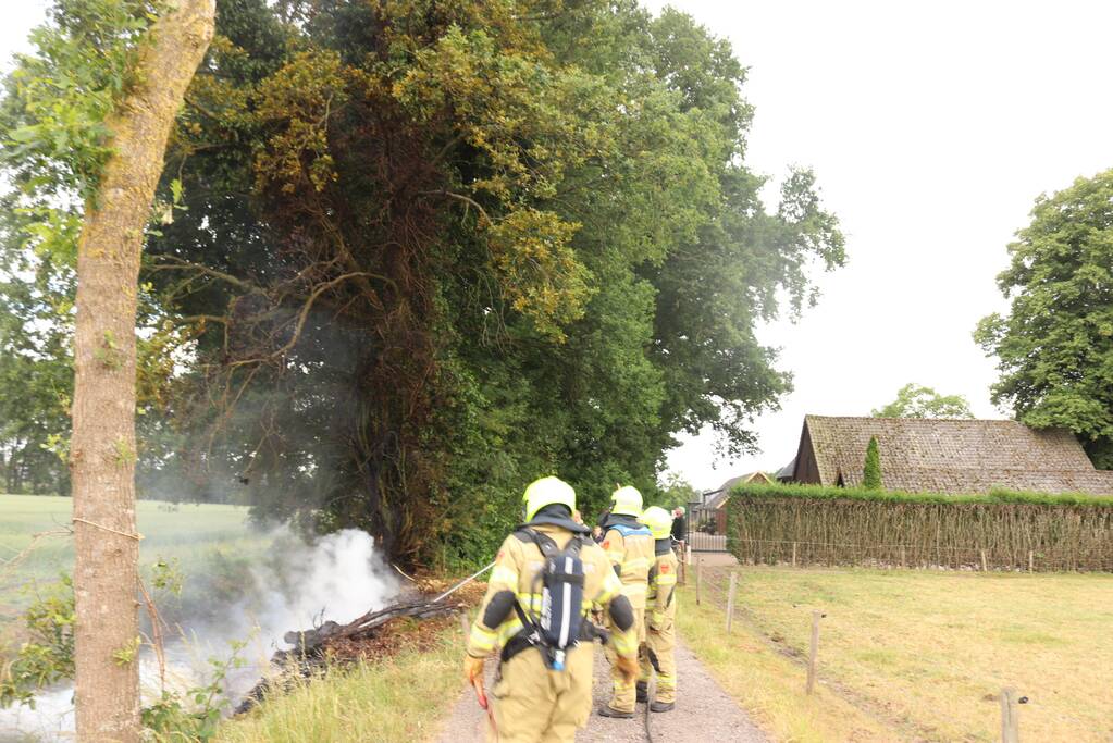 Veel rook bij bermbrand