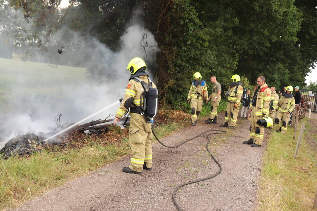 Veel rook bij bermbrand